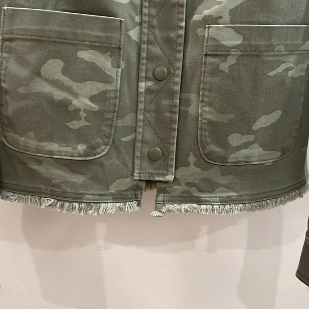 LIKE NEW ISAAC MIZRAHI LIVE! True Denim Printed Fringe Hem Jacket.  Size XS - Picture 5 of 14